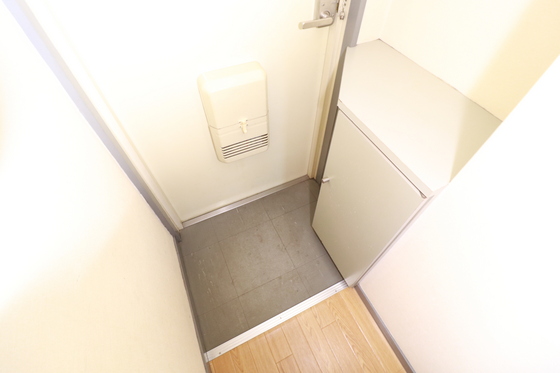 玄関　※別号室の写真です。