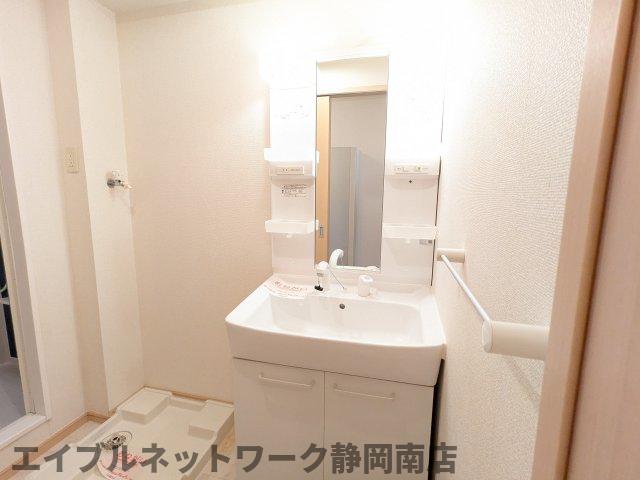 洗面設備　ゆったりとスペースのある洗面所