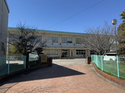 小学校　松高小学校（小学校）まで898m