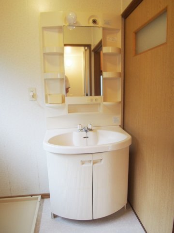 洗面設備　明るい洗面所です※別棟の写真になります