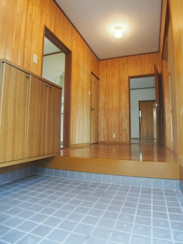 玄関　収納もある玄関です※別棟の写真になります