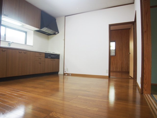 居室・リビング　こちらのリビングで趣味の時間をお楽しみください※別棟の写真に