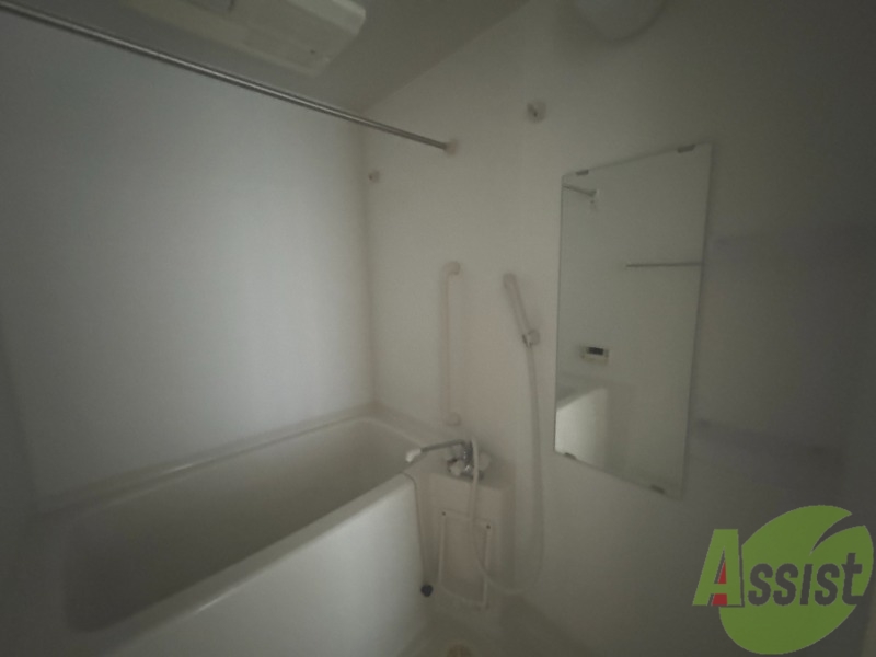 バス・シャワールーム　バスルームは十分な広さがあり、ゆっくりとくつろげそうですね。