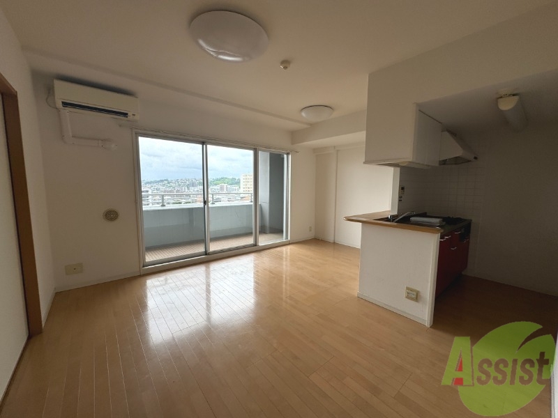 居室・リビング　広々としたリビングルームです。落ち着いた雰囲気ですね。