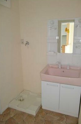 洗面設備　独立洗面化粧台が付いています