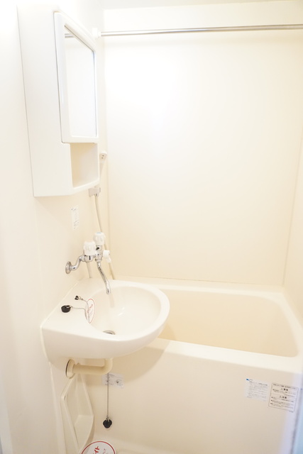 バス・シャワールーム　洗面ボウル付きのバスルーム