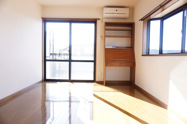 居室・リビング　南西向き２面採光の洋室７．５帖です