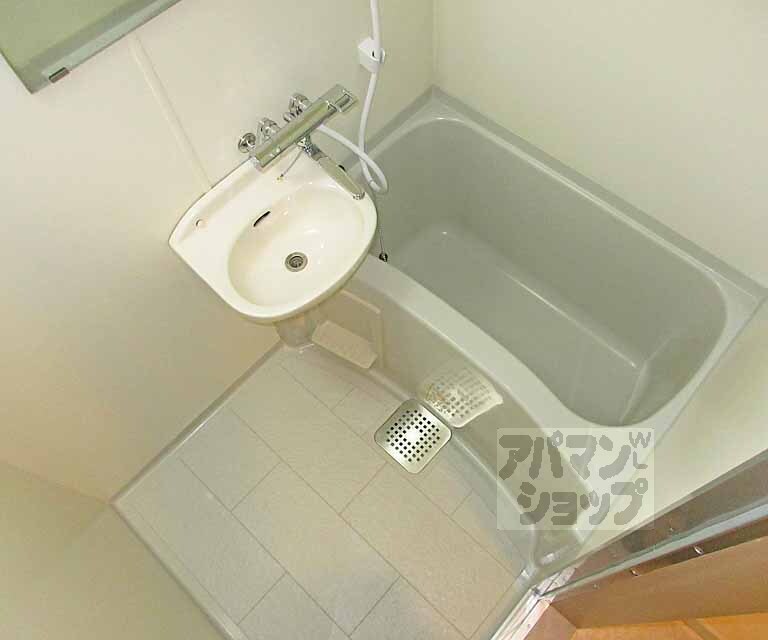 バス・シャワールーム　洗面台付きの浴室です