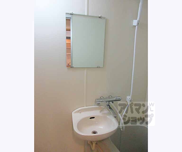 洗面設備　鏡ついてます・