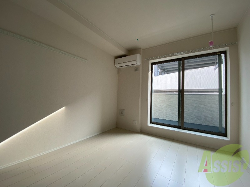 居室・リビング　こちらがお部屋です。光が差し込んできますね。