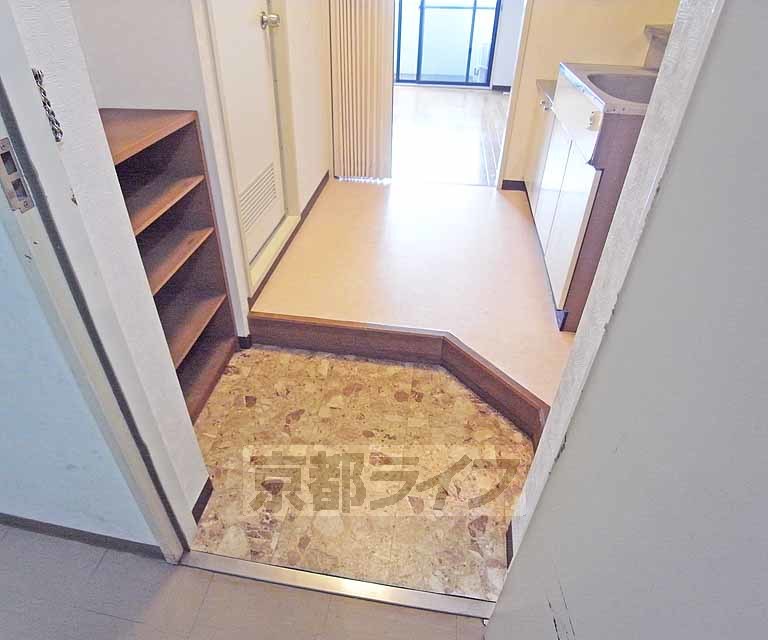 玄関　玄関の踏み込み部分です。