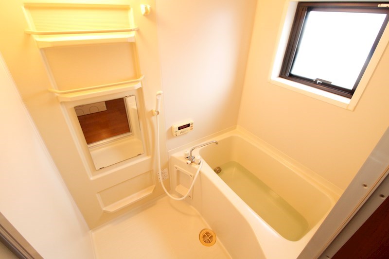 バス・シャワールーム　窓が付いた明るいバスルーム