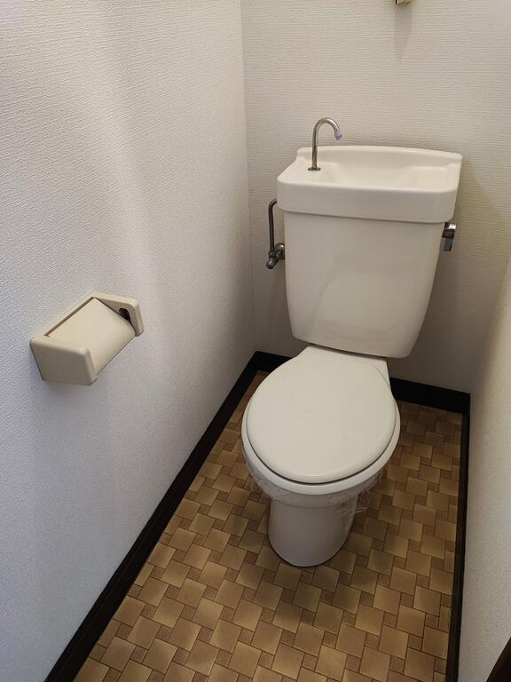 初生町戸建貸家のトイレ写真