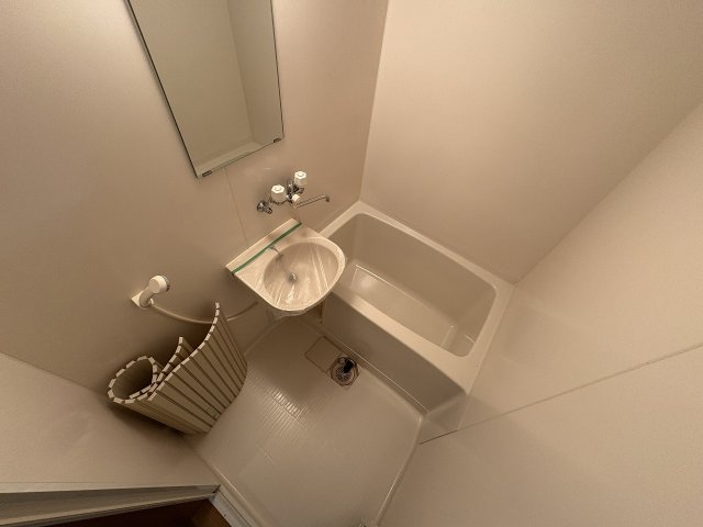 バス・シャワールーム　コンパクトで使いやすいお風呂です