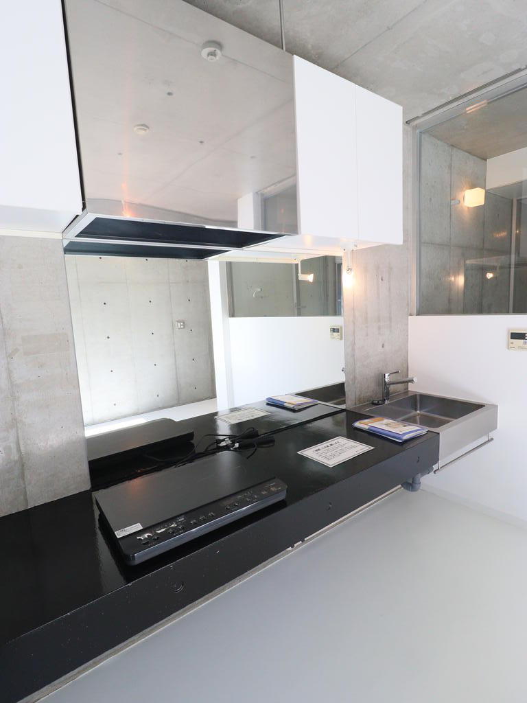 キッチン　鏡のあるキッチンでおしゃれ料理！