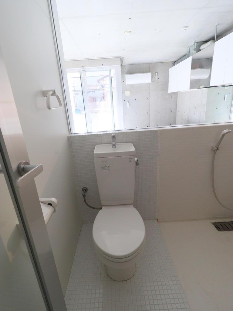 トイレ　鏡張りのトイレ