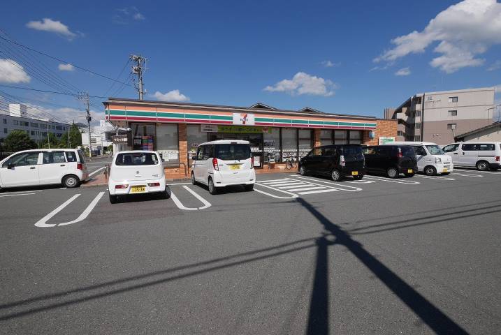 コンビニ　セブンイレブン（コンビニ）まで710m