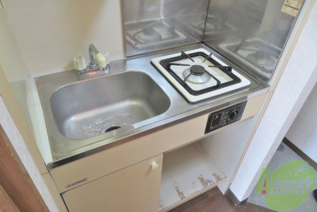 キッチン　ガスコンロが一口がついており、お料理も楽チンですね。