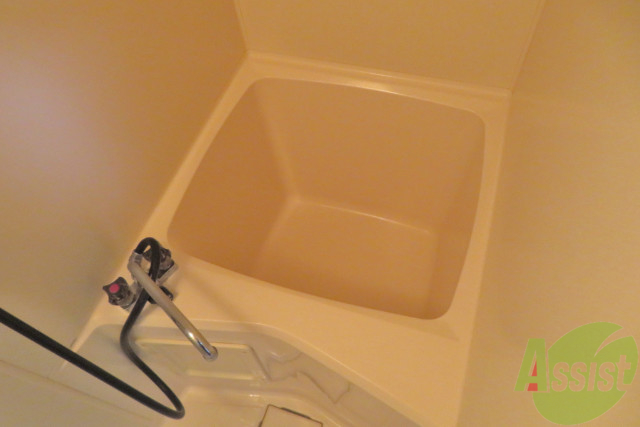 バス・シャワールーム　バスタブが少々深めですが、冬は体が温まりそうですね。