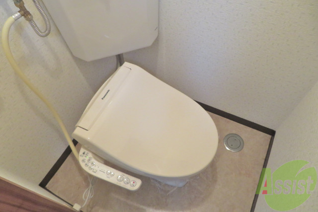 トイレ　温水洗浄便座付きで一年中快適ですね。