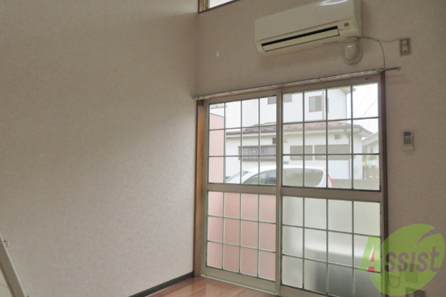 居室・リビング　大きな窓があるリビングで開放的ですね。