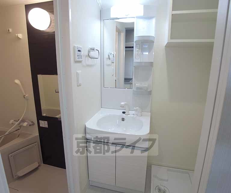 洗面設備　調度良いサイズの独立洗面台です。