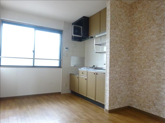 居室・リビング　南向きで暖かい陽が差し込むリビングです。