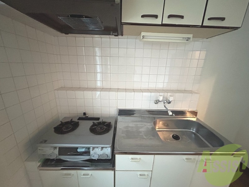 キッチン　ガス台とシンクの間にしっかりと調理スペースが確保されています