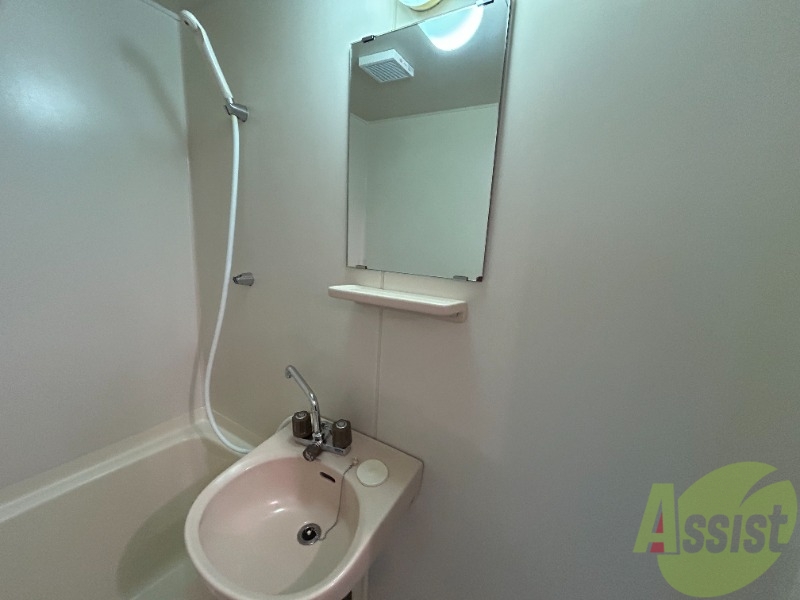 洗面設備　洗面化粧台がございます。洗顔やメイクをするのに使えますね。