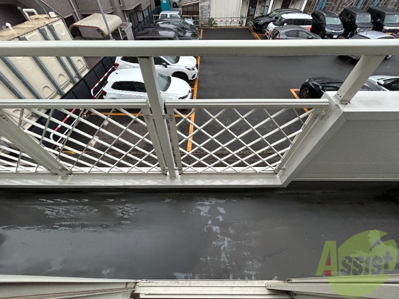 バルコニー　十分な広さのベランダがございます。洗濯物をたくさん干せますね