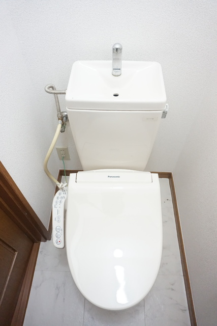 トイレ　洗浄便座です