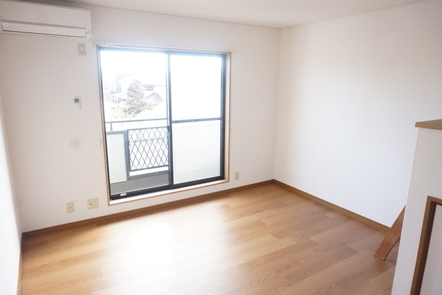 居室・リビング　ロフト付き８帖の洋室です