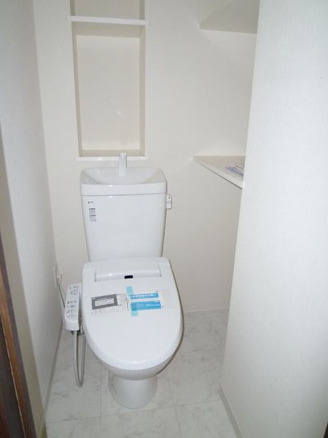 トイレ　ウォシュレット完備　収納棚もあり
