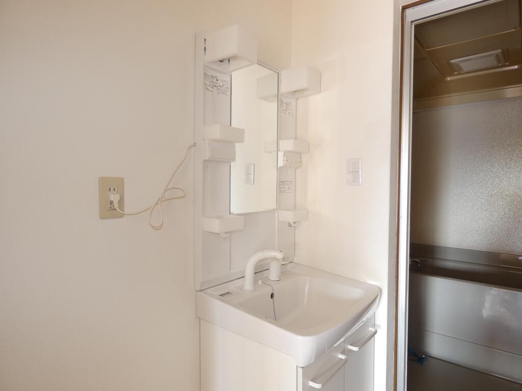 洗面設備　（参考）他室の写真を使用しています。現況優先となります。