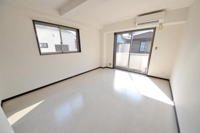 居室・リビング　2面採光の明るいお部屋です