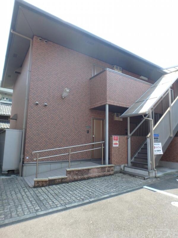 建物外観　重厚感のある、レンガ色の建物です♪