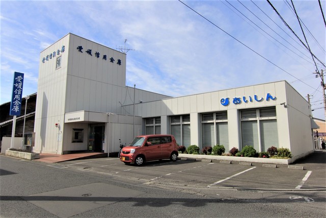 銀行　愛媛信用金庫久米支店（銀行）まで800m