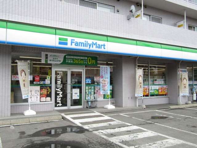 コンビニ　ファミリマート（コンビニ）まで800m