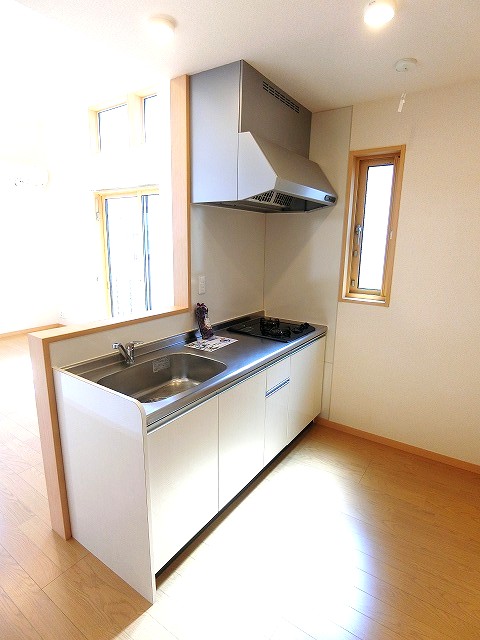 キッチン　白を基調としたシステムキッチンです！窓があるので換気もOK♪