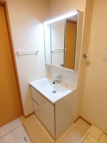 洗面設備　角度の変えられる3面鏡付きの洗髪洗面化粧台です♪朝のバタバタ