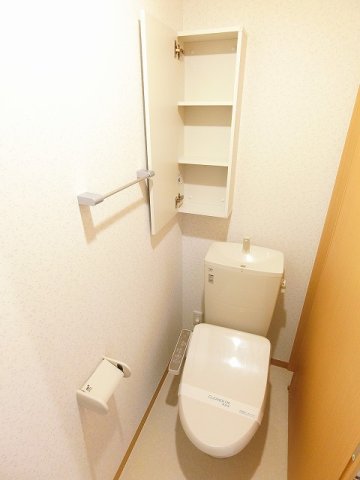 トイレ　トイレは温水洗浄便座付き♪人気のバストイレ別です♪小物を置け