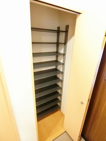 玄関　奥行きのあるシューズクロークで玄関すっきり片付きます☆靴だけ