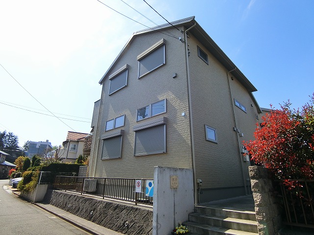 建物外観　ペットOK♪ワンちゃんまたは猫ちゃんと一緒に暮らせる2階建て