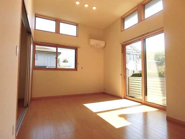 居室・リビング　南西向きリビングダイニングキッチン11.3帖☆テラスに繋がる