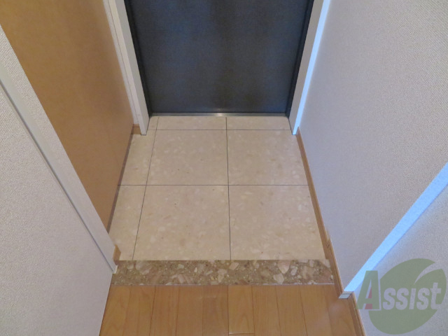 玄関　こちらは玄関です。ちゃんと収納もありますよ。ご安心をっ。