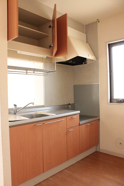 キッチン　ガスコンロ設置タイプ　キッチンすぐ横にも窓があり、採光・換気