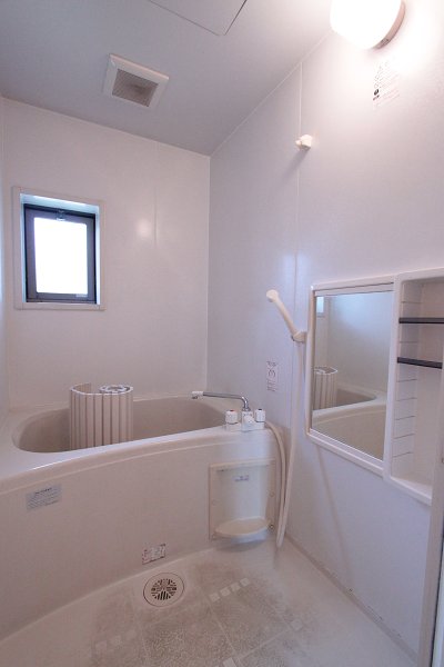 バス・シャワールーム　人気の追い焚き機能＋カビ防止に便利な窓付き