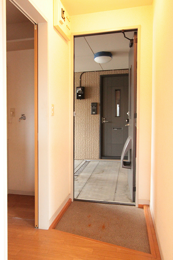 玄関　下駄箱は写真左側の手前あたりにあります