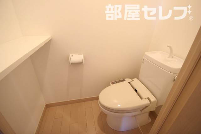 トイレ　ウォシュレットと棚のついたトイレ