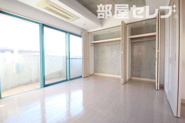 居室・リビング　壁一面の収納スペース